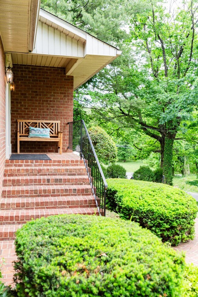 Building Photo - New Listing!