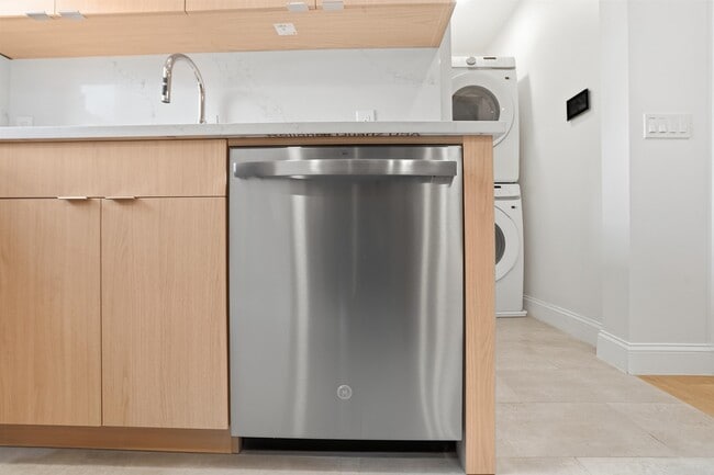 Building Photo - 233 1/2 Summit Ave