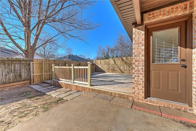 Building Photo - 103 NE Chicory Ln