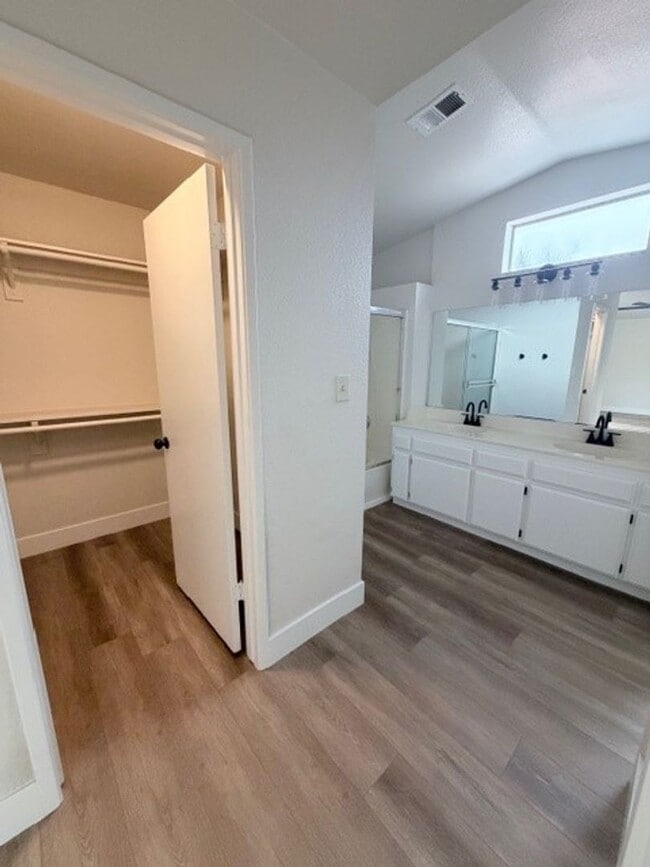 Building Photo - 9405 Salinger St