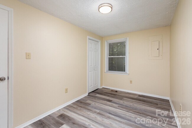 Building Photo - 3131 Vestal Pl