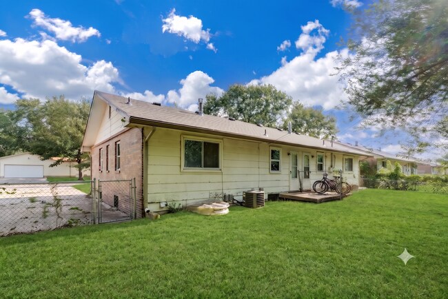 Building Photo - 3 Bedroom, 2 Bathroom!