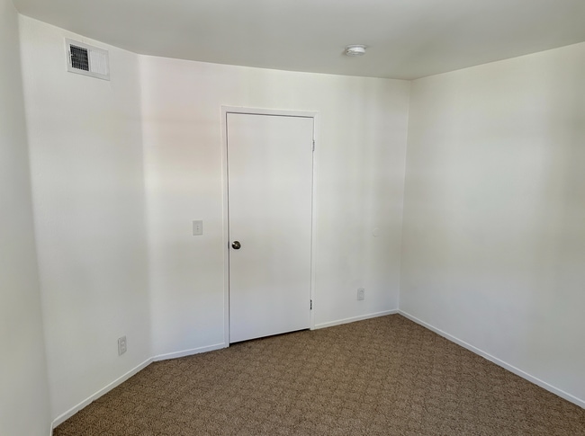 Building Photo - Beautiful Renovated 1 Bed/1 Bath Condo with Many Upgrades! Pool & Gym on Site! Central AC!
