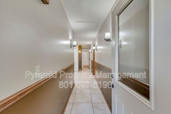 Building Photo - 10971 Cindy Cir