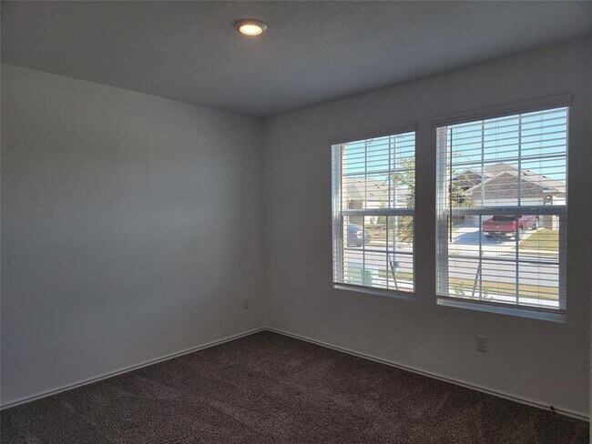 Building Photo - 105 Ulmus St