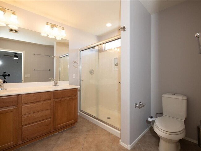 Building Photo - 4 Bedroom 3 Bathroom