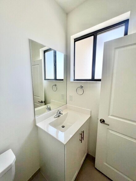 Building Photo - 575 NE 208th Ter