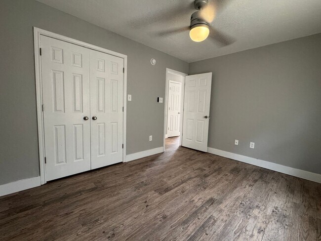 Building Photo - 1916 SW E Ave