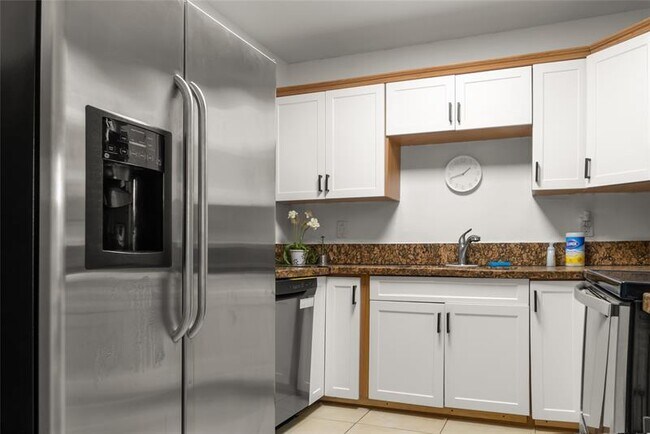 Building Photo - 2724 SW 34th Ct
