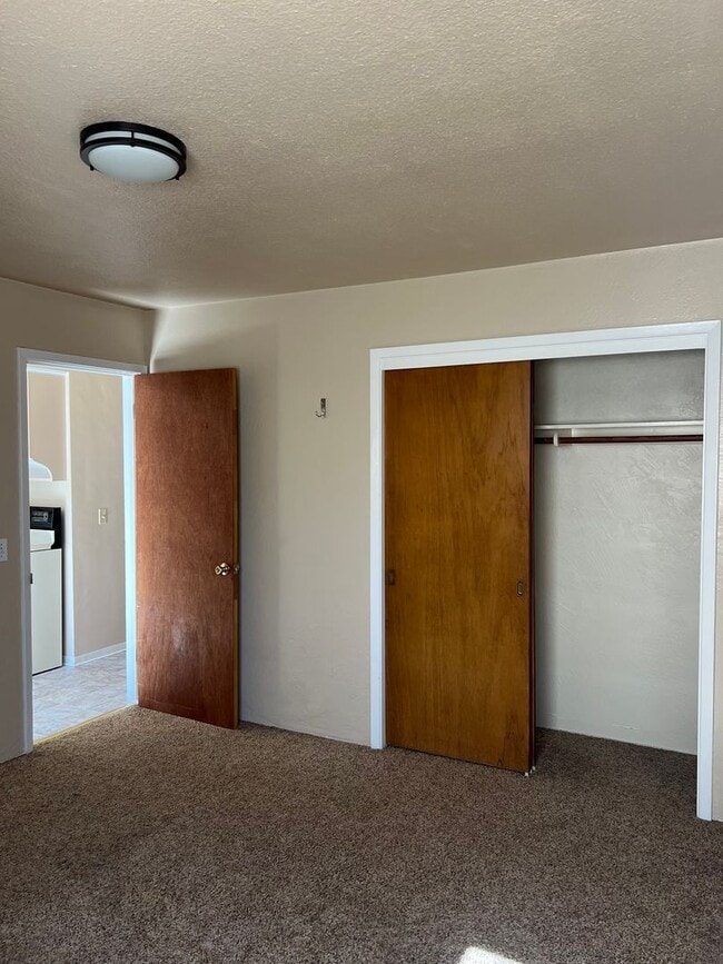 Building Photo - Medford 2 Bedroom, 1 bath Duplex with Fenced Yard