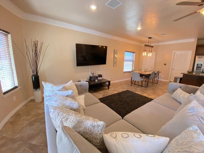 Building Photo - Northeast El Paso 3bed Refrig A/C