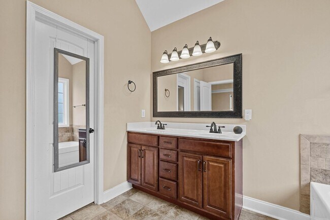 Building Photo - 667 Fox Hound Dr