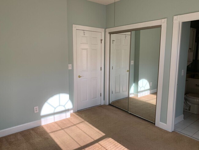 Building Photo - 1 Bedroom Condo in Magnolia place