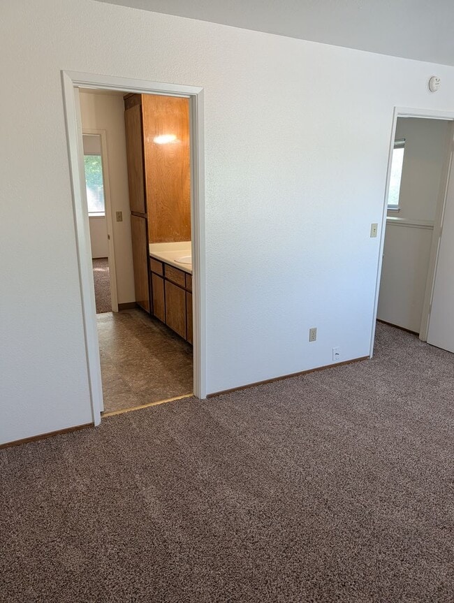 Building Photo - Great Townhouse in Anderson