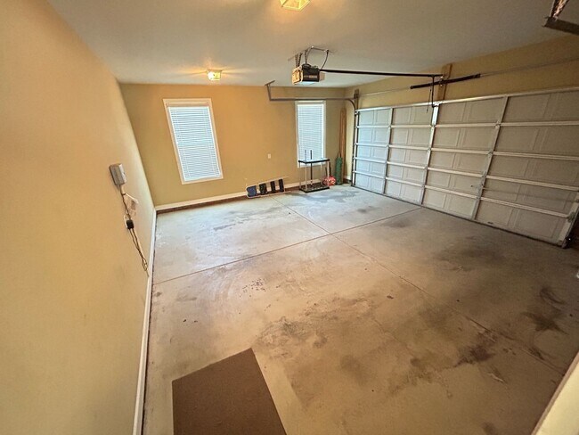Building Photo - Beautiful 4Bed/2.5 Bath Home in Wren Creek!