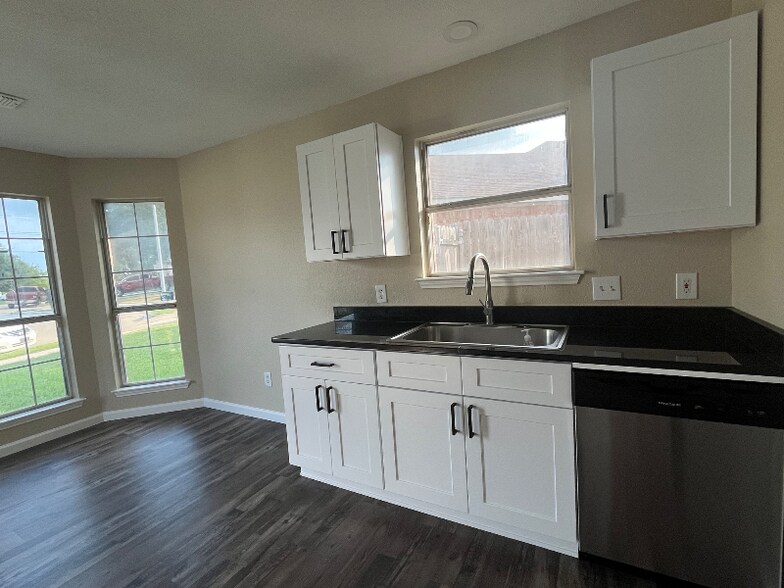 Building Photo - 3001 Green Vista Ct