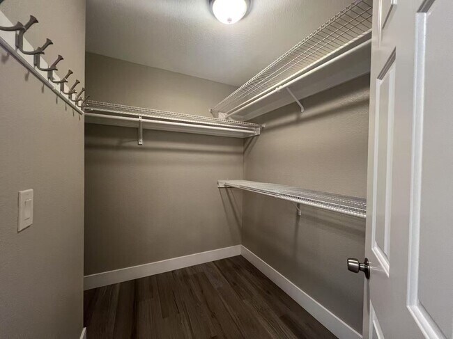 Building Photo - 2b2b TownHouse $1620
