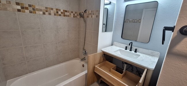 Building Photo - Luxurious 2-Bed, 2-Bath Condo with Spectacular Views and Designer Upgrades in Kirkland!!