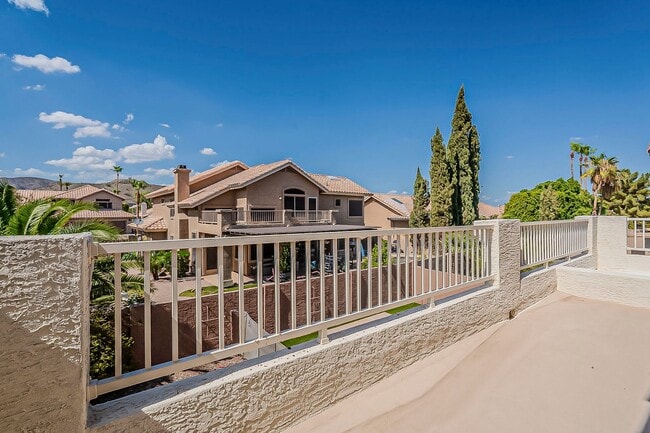 Building Photo - Welcome to your private Oasis!!