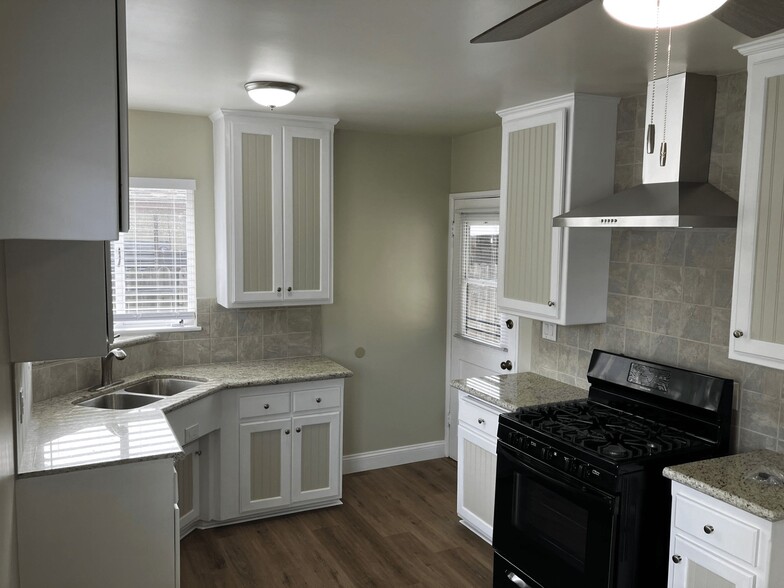 Kitchen - 14801 Burbank Blvd