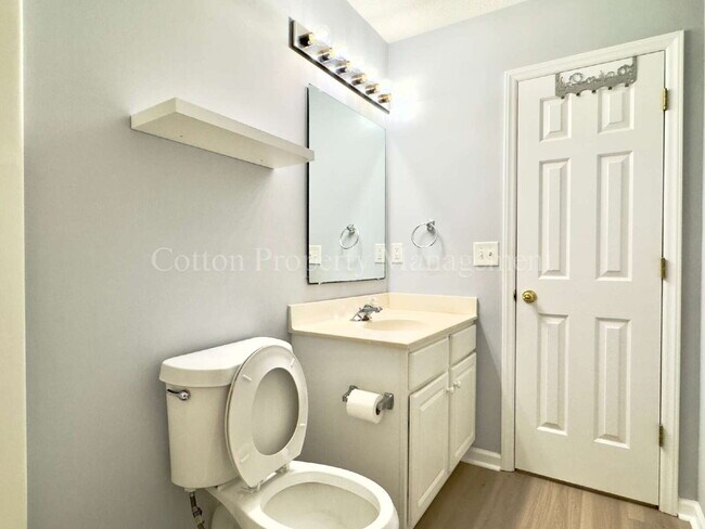 Building Photo - 3BR/2FB.$2300 per month