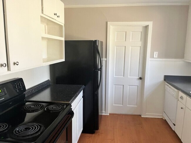 Building Photo - 2BR/1BA Cottage in Forest Hills