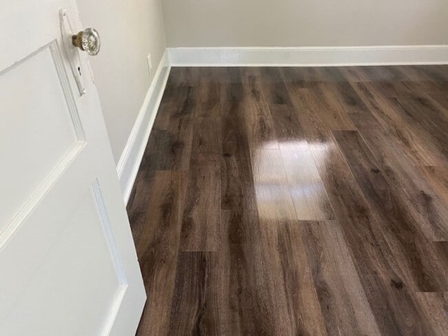 Building Photo - Renovated Duplex