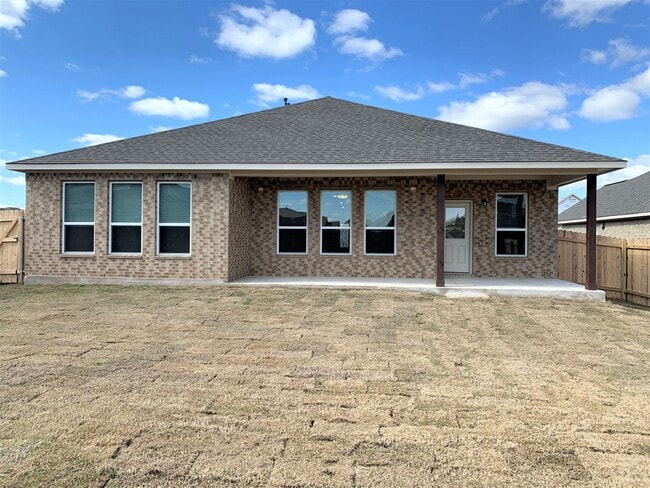 Building Photo - Large Single Level 4-bedroom in Oak Creek ...