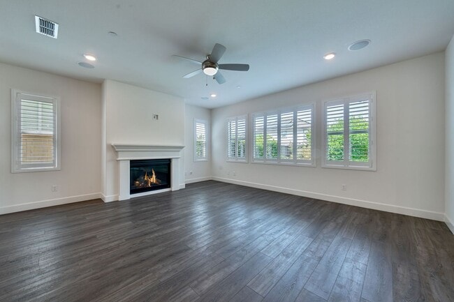 Building Photo - Luxury 5 Bedroom Home in Serrano – Spaciou...