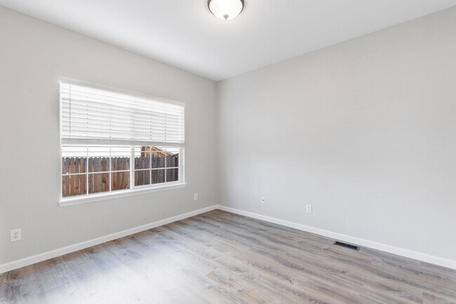 Building Photo - Spacious 5 bedroom home in the heart of Pa...