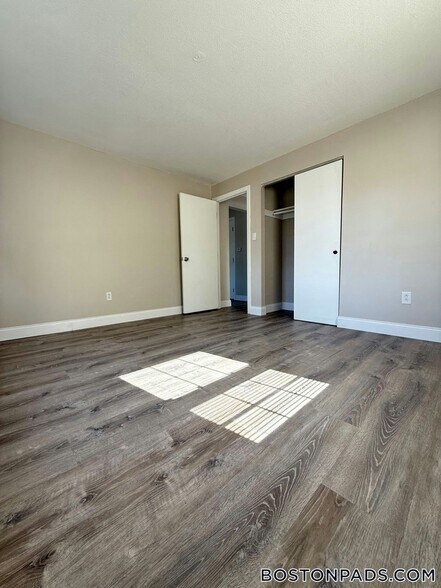 Building Photo - 71 Bernier St