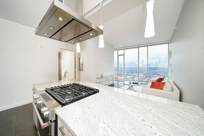 Building Photo - Stunning 505 Condo!