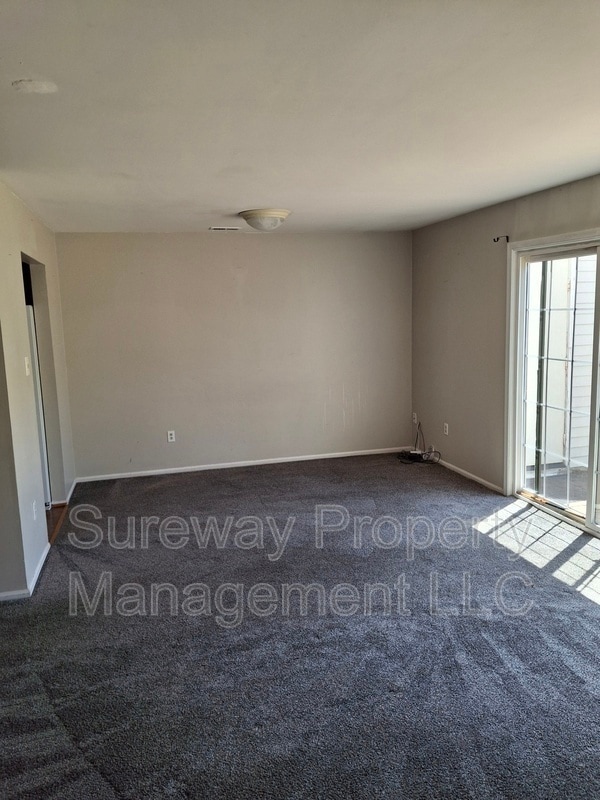 Building Photo - 127 Crown Prince Dr