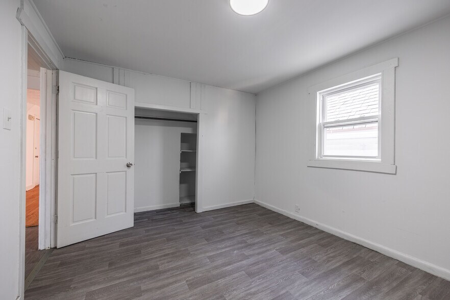 Building Photo - 2140 N Karlov Ave