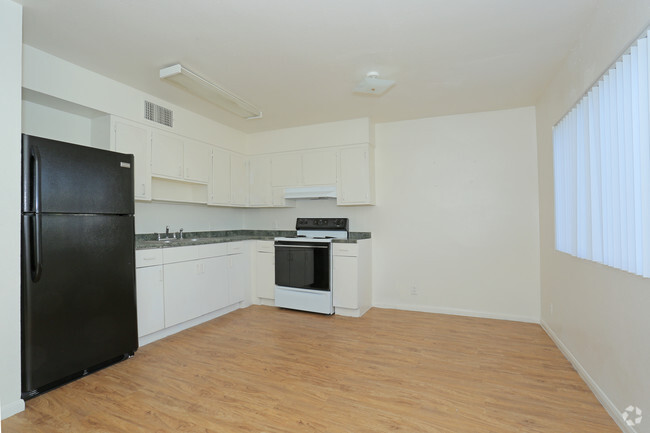 2BR,1 1/2 BA-1050SF Kitchen - Palm Garden