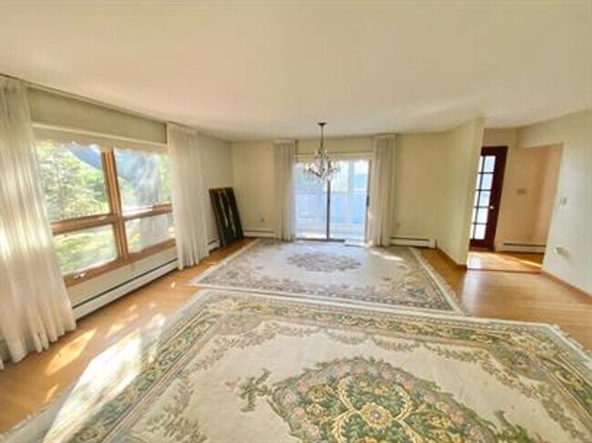 Building Photo - 5 Bedroom Home in Essex Junction!
