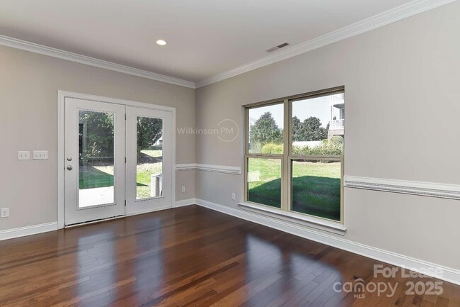 Building Photo - 8765 Aspinwall Dr