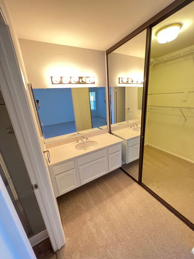 Building Photo - 2 Bedroom Condo in Del Mar Highlands.