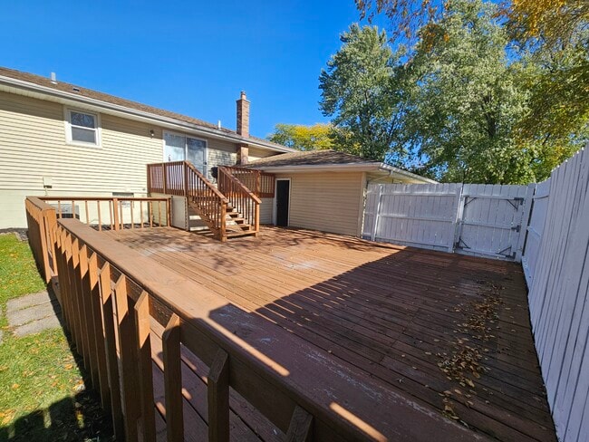 Building Photo - 9536 Elmwood Dr