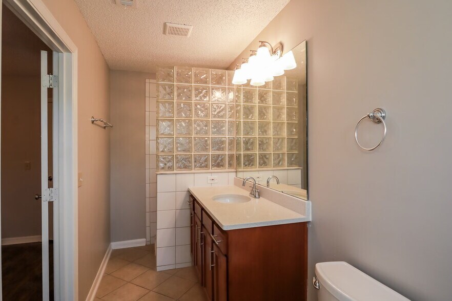 Building Photo - 8173 Pilgrims Trace Dr