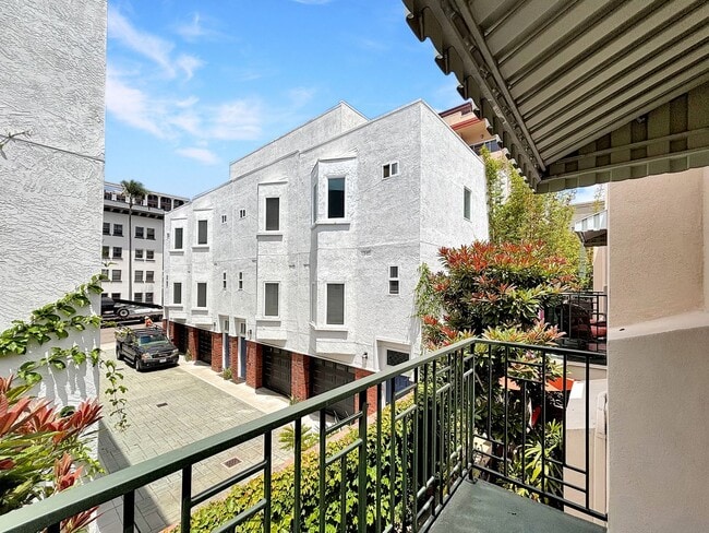 Building Photo - Charming 2BD/2.5BA Townhouse in Bankers Hi...
