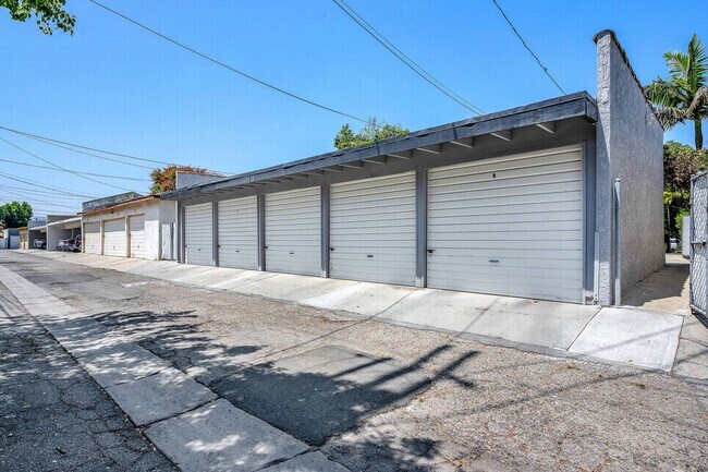Building Photo - Large 1 bedroom with new floors!