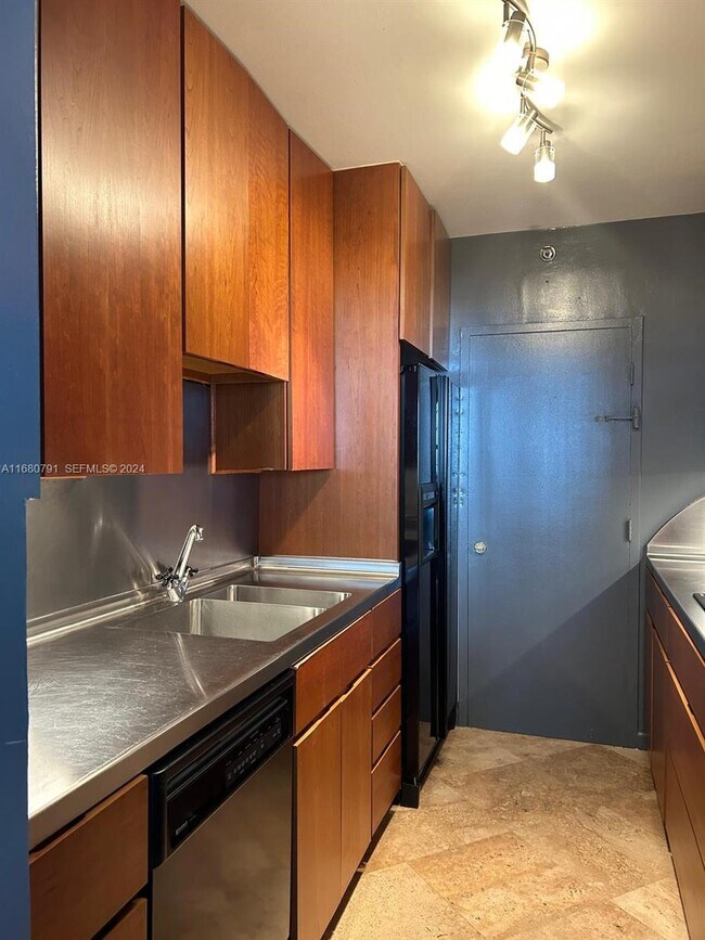 Building Photo - 100 Lincoln Rd