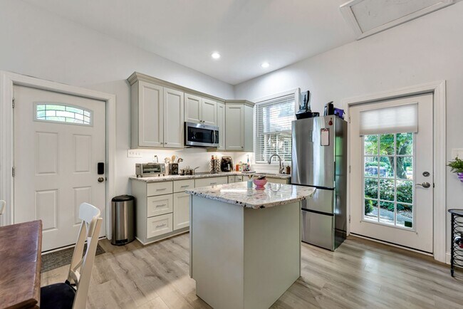 Building Photo - A rare estate-style rental in Thoroughgood