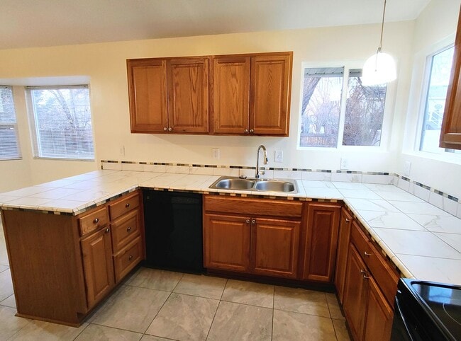 Building Photo - Updated 4 Bd 3 Ba Home in Sandy