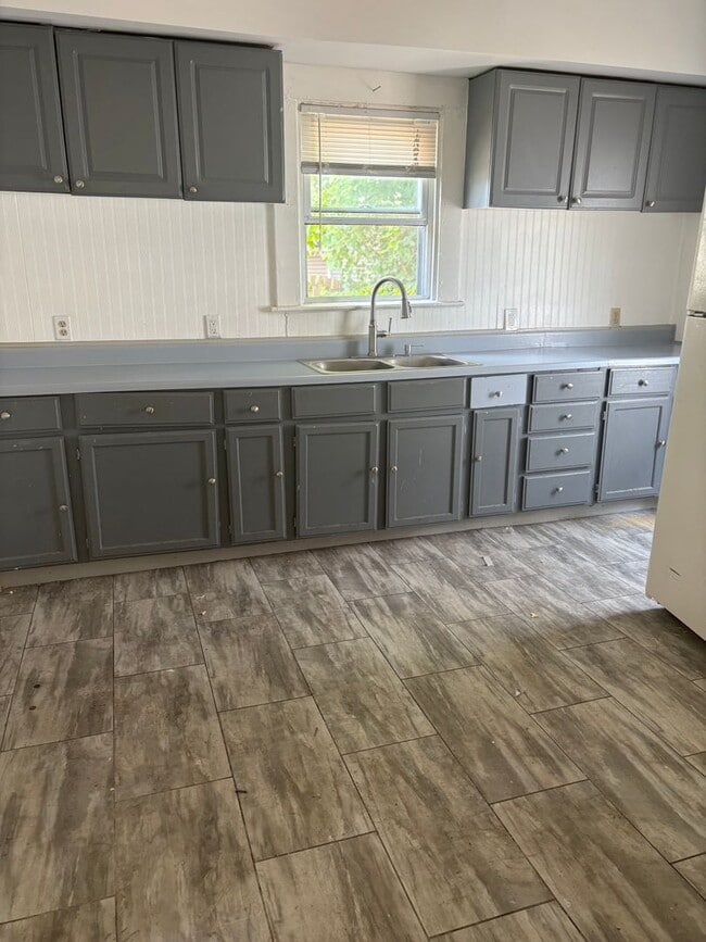 Building Photo - 3 Bedroom Single Family