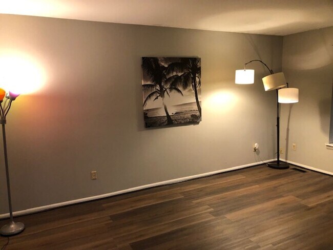 Building Photo - Well maintained  2 Bedroom Condo Great Amenities and Beautiful Surroundings