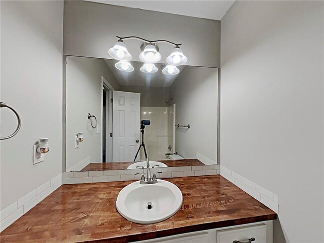 Building Photo - 383 Robin Hood Dr
