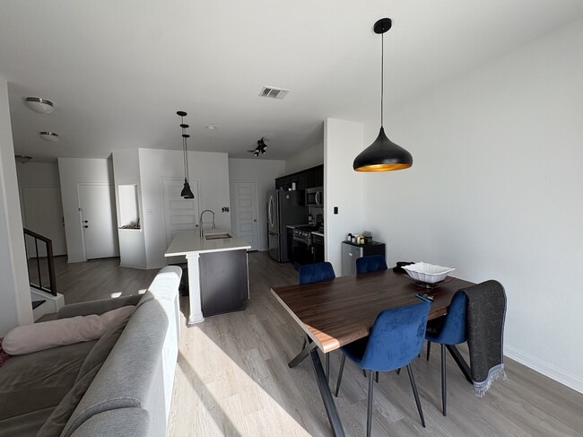 Building Photo - 1620 Bryant Dr