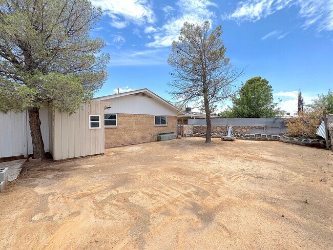Building Photo - Northeast El Paso 4bed/3bath Refrig A/C w/...